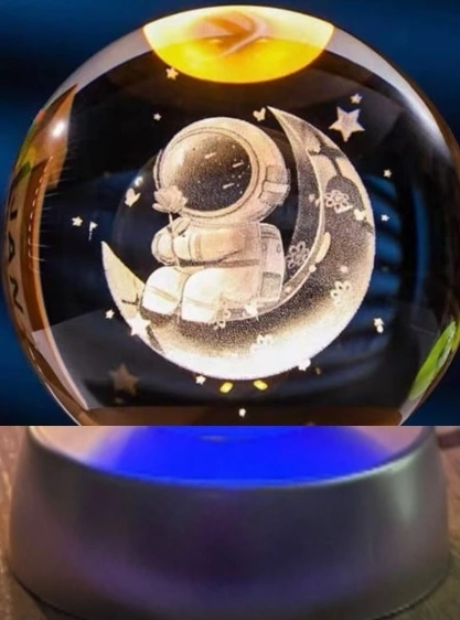 Ay Üstünde Astronot Tasarımlı Plastik Altlıklı Işıklı Cam Küre