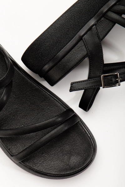 24422-844 Siyah Dolgu Topuk Kadın Sandalet