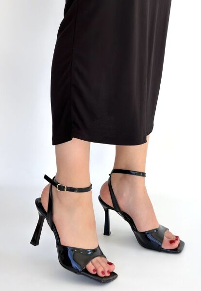 Soha Siyah Rugan Topuklu Bilekten Kemerli Ayakkabı