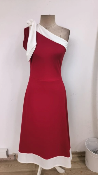 Kadın Tek Omuzu Açık Omuzlardan Kurdela Detaylı çift Renkli Ithal Krep Elbise