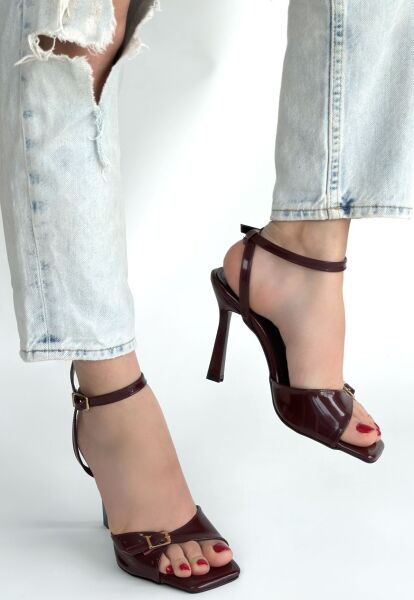 Hoste Bordo Rugan Topuklu Bilekten Kemerli Ayakkabı