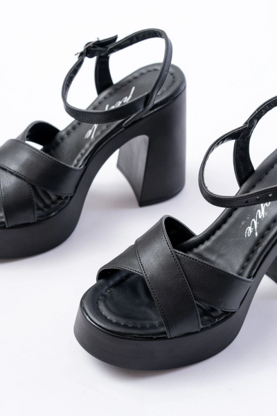 P-105 Siyah Çapraz Kalın Topuklu Kadın Sandalet