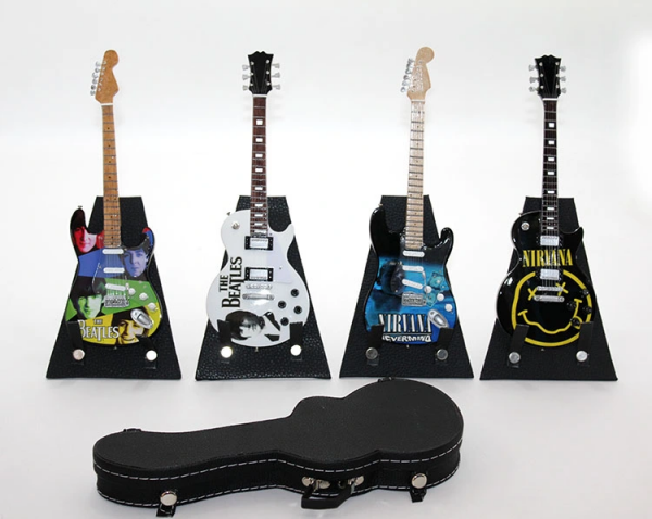 Çantalı Gitar Figürü