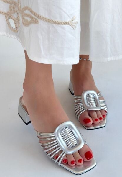 Anca Gümüş Rugan Topuklu Terlik