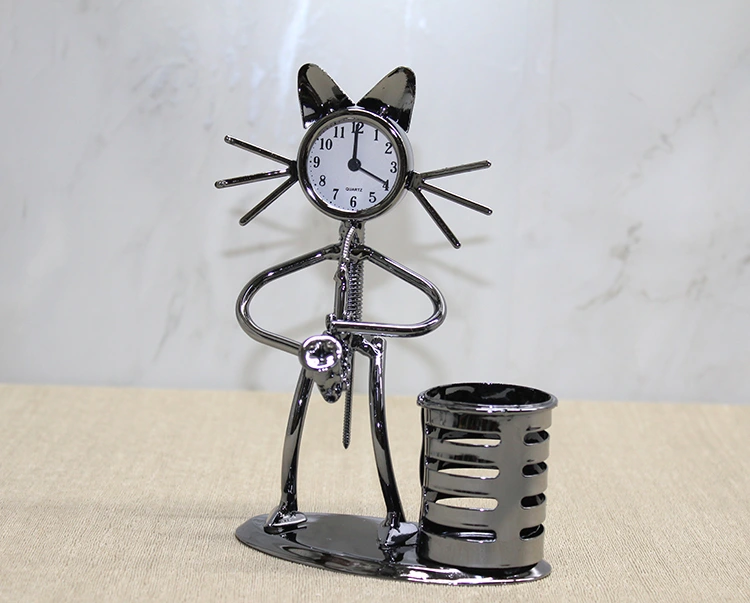 Metal Saksafon Çalan Müzisyen Kedi Saat Ve Kalemlik