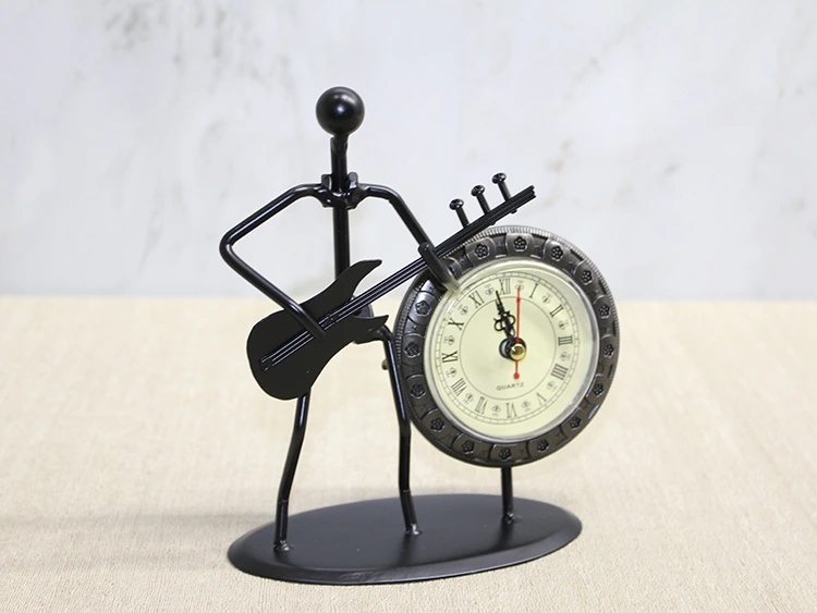 Metal Saatli Gitar Çalan Müzisyen