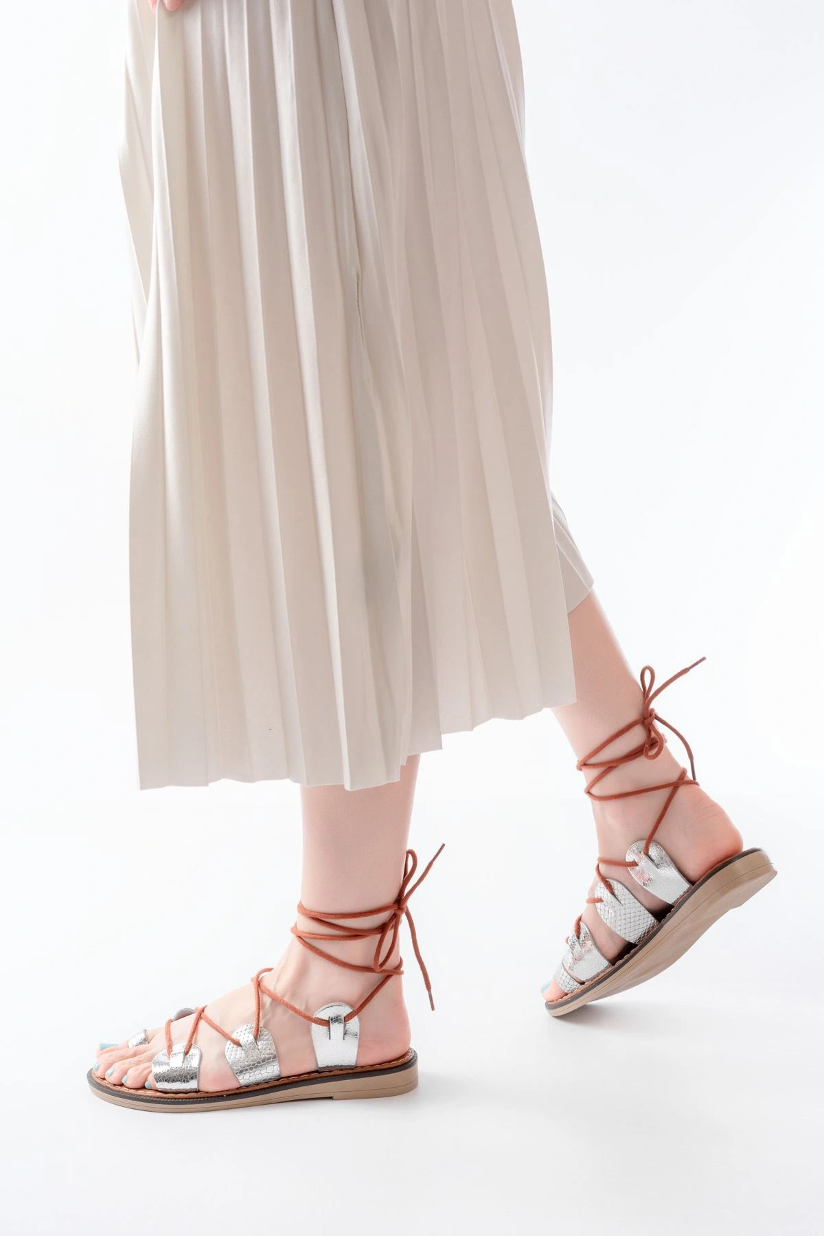 205-01 Gümüş Bilekten Bağlamalı Ortopedik Hakiki Deri Kadın Sandalet