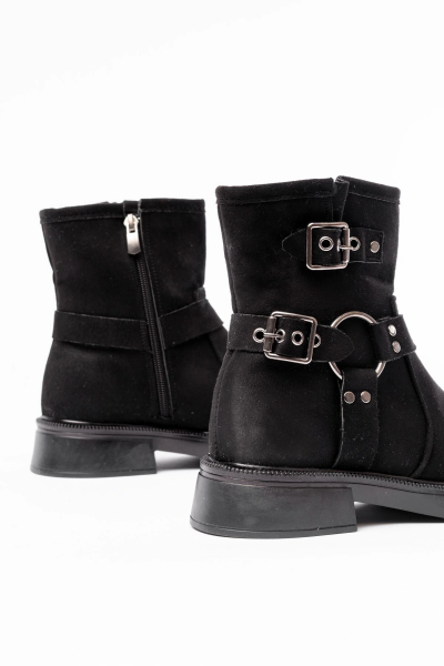 02-2013 Siyah Süet Toka Aksesuarlı Fermuarlı Günlük Kadın Bot