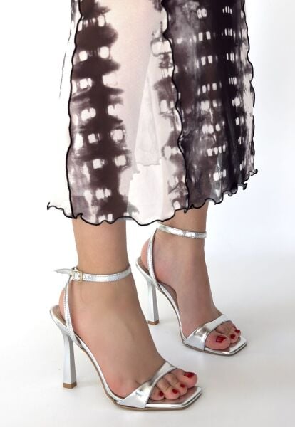 Jowin Gümüş Rugan Topuklu Bilekten Kemerli Ayakkabı