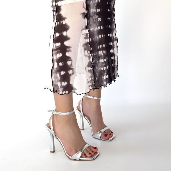 Jowin Gümüş Rugan Topuklu Bilekten Kemerli Ayakkabı