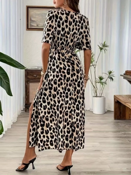 Kadın Kısa Kollu V Yakalı Beli Lastikli Yırtmaçlı Uzun Leopar Desenli Süprem Elbise
