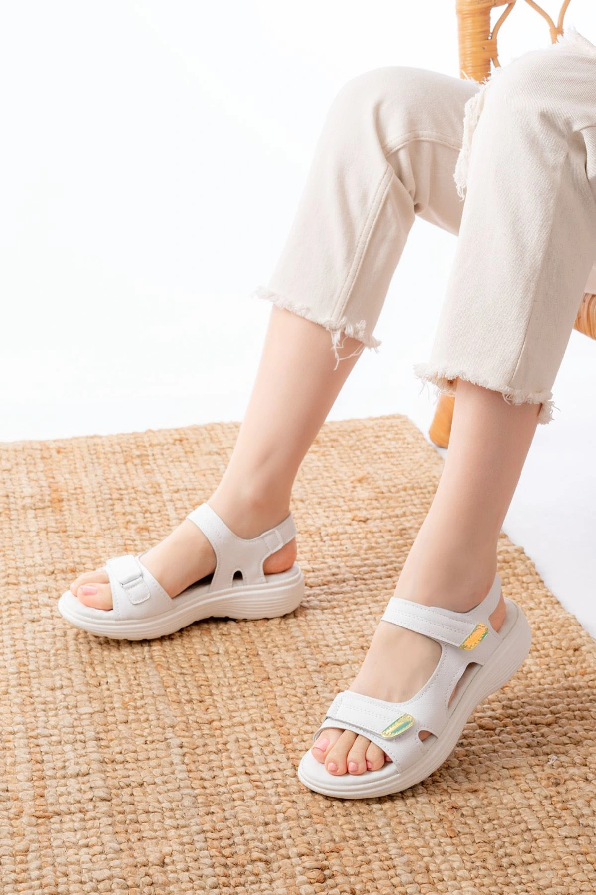 DM-363  Beyaz Baret Cırtlı Dikişli Günlük Kadın Sandalet