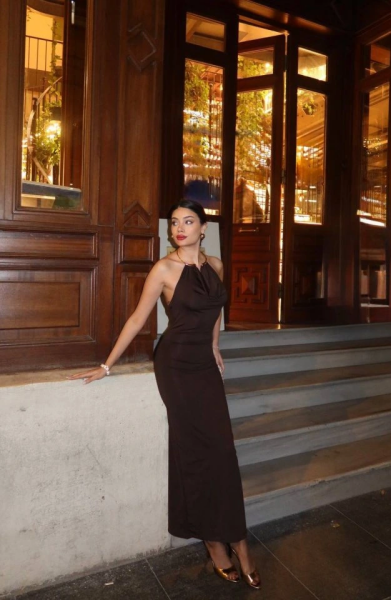 Kadın Aksesuarlı Halter Yaka Sırt Dekolte Detay Maxi Boy Elbise