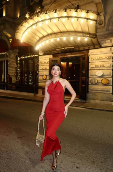 Kadın Aksesuarlı Halter Yaka Sırt Dekolte Detay Maxi Boy Elbise