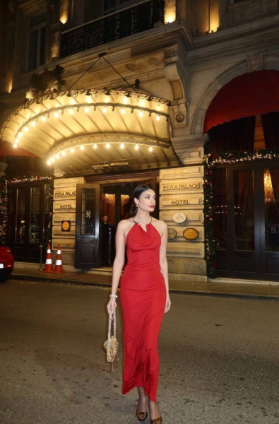 Kadın Aksesuarlı Halter Yaka Sırt Dekolte Detay Maxi Boy Elbise