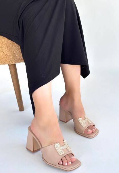 Caren Bej Cilt Topuklu Terlik